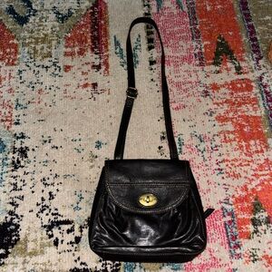 Vintage Black Fossil Saddle/Crossbody Bag. Great condition. No tips or stains.